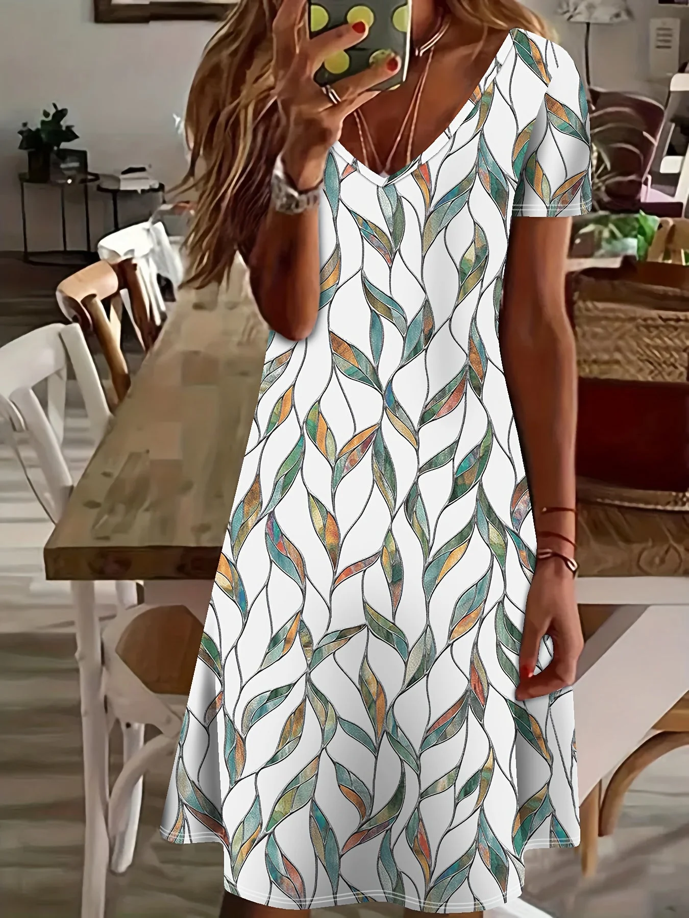 Robe d'Été Holly pour Femme – Robe Midi Élégante avec Imprimé Feuilles & Décolleté en V - Image 2